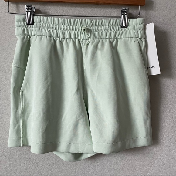 NWT Lululemon Softstreme High-Rise Short 4" Kohlrabi Green Size 4 - Picture 1 of 8